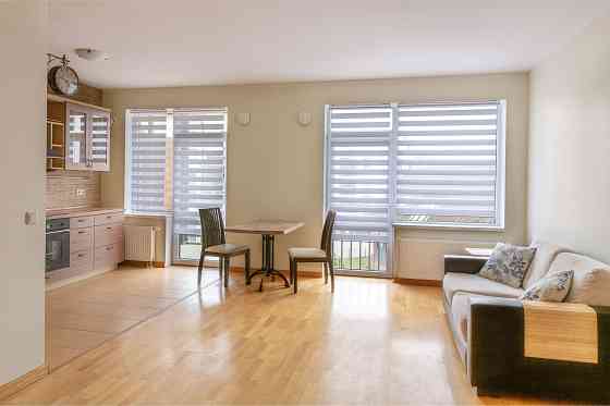 2 istabu dzīvoklis Mežaciems projektā ar balkonu. Izīrē gaišu, siltu un mājīgu 2 istabu dzīvokli... Rīga