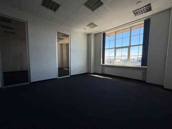 Сдаются 2 продолговатых помещения с большими витринными окнами и 2 отдельными Рига