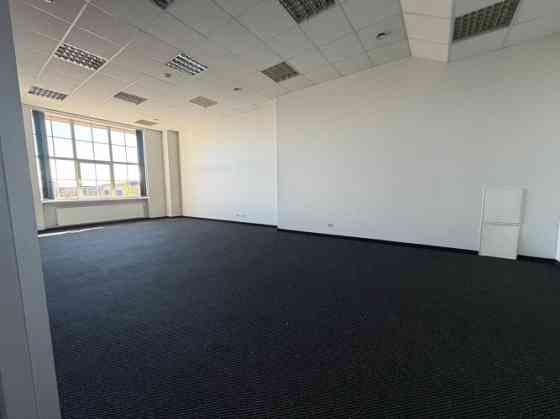 Сдаются 2 продолговатых помещения с большими витринными окнами и 2 отдельными Рига