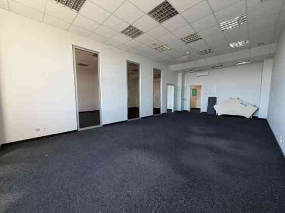 Сдаются 2 продолговатых помещения с большими витринными окнами и 2 отдельными Рига