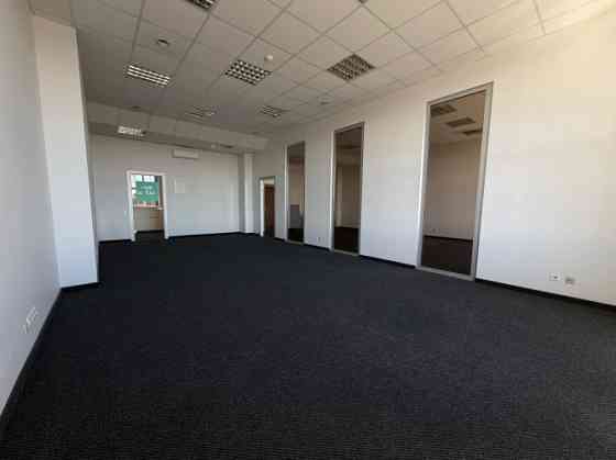 Сдаются 2 продолговатых помещения с большими витринными окнами и 2 отдельными Рига