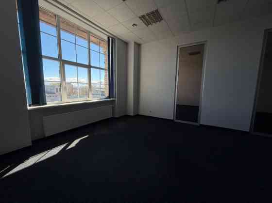 Сдаются 2 продолговатых помещения с большими витринными окнами и 2 отдельными Рига