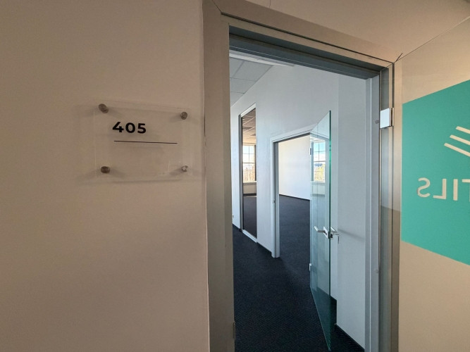 Сдаются 2 продолговатых помещения с большими витринными окнами и 2 отдельными Рига - изображение 7