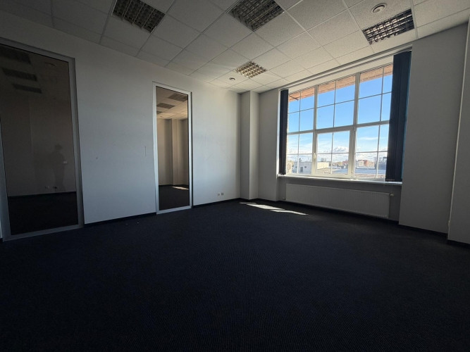 Сдаются 2 продолговатых помещения с большими витринными окнами и 2 отдельными Рига - изображение 6