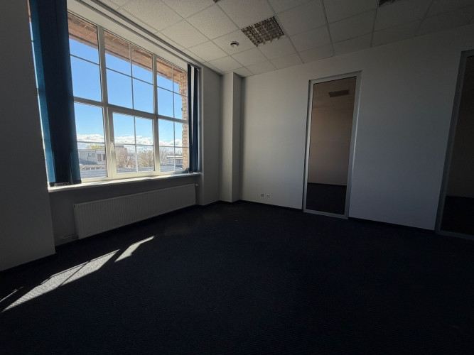 Сдаются 2 продолговатых помещения с большими витринными окнами и 2 отдельными Рига - изображение 3