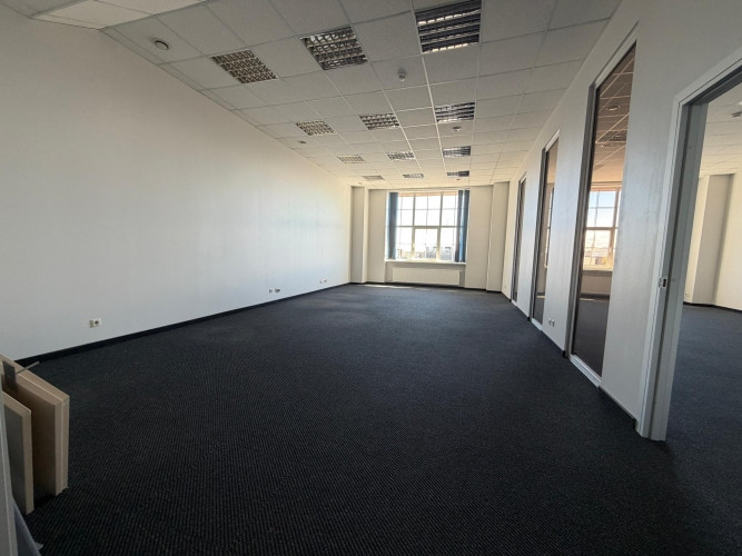 Сдаются 2 продолговатых помещения с большими витринными окнами и 2 отдельными Рига - изображение 1