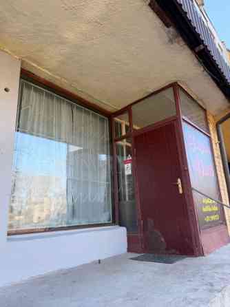 Сдаются торговые помещения с входом с фасада. Общая площадь  80 м. В помещении есть Rīga