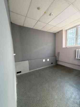 Сдаются торговые помещения с входом с фасада. Общая площадь  80 м. В помещении есть Rīga