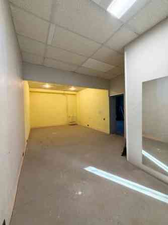 Сдаются торговые помещения с входом с фасада. Общая площадь  80 м. В помещении есть Rīga