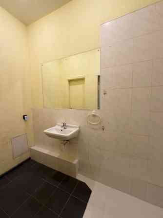 Сдаются торговые помещения с входом с фасада. Общая площадь  80 м. В помещении есть Rīga