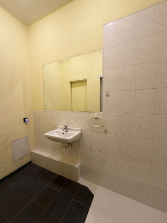 Pieejamas tirdzniecības telpas ar ieeju no fasādes. Kopējā platība  80 m.   Telpās ir 3 Rīga - foto 4