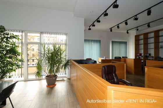 Saulains birojs ar balkonu un terasi un virtuvi.  Plašas un funkcionālas telpas, kas lieliski piemēr Rīga