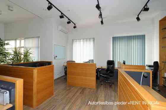 Saulains birojs ar balkonu un terasi un virtuvi.  Plašas un funkcionālas telpas, kas lieliski piemēr Rīga