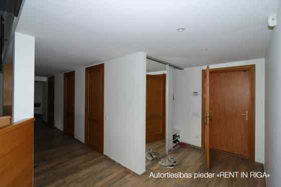 Saulains birojs ar balkonu un terasi un virtuvi.  Plašas un funkcionālas telpas, kas lieliski piemēr Rīga