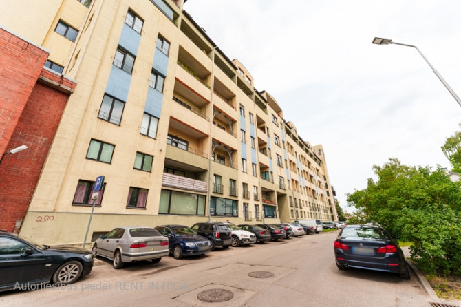 Saulains birojs ar balkonu un terasi un virtuvi.  Plašas un funkcionālas telpas, kas lieliski Rīga - foto 1