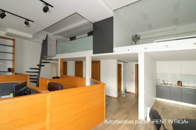 Saulains birojs ar balkonu un terasi un virtuvi.  Plašas un funkcionālas telpas, kas lieliski Rīga - foto 4