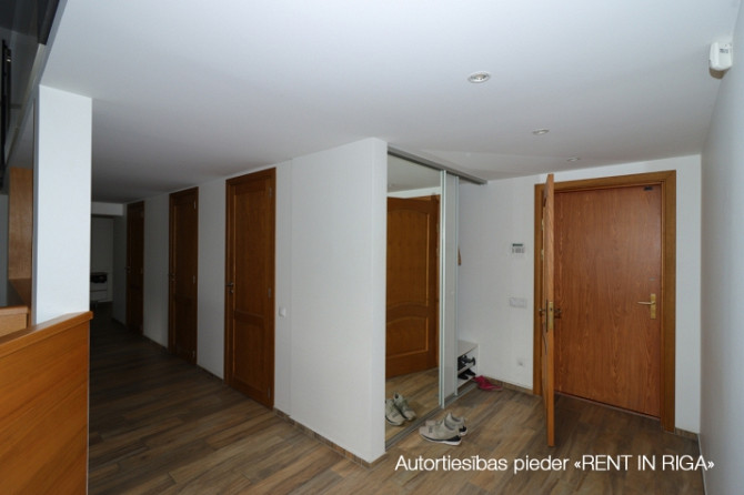 Saulains birojs ar balkonu un terasi un virtuvi.  Plašas un funkcionālas telpas, kas lieliski Rīga - foto 6