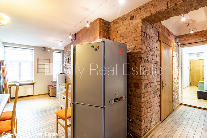 Fasādes māja, renovēta māja, ieeja no ielas, ir lifts, kāpņu telpa pēc kosmētiskā remonta, Rīga - foto 13