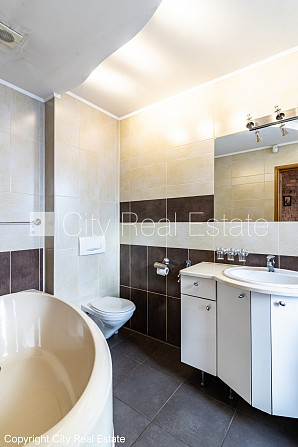 Fasādes māja, renovēta māja, ieeja no ielas, ir lifts, kāpņu telpa pēc kosmētiskā remonta, Rīga - foto 20
