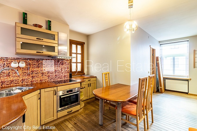 Fasādes māja, renovēta māja, ieeja no ielas, ir lifts, kāpņu telpa pēc kosmētiskā remonta, Rīga - foto 12