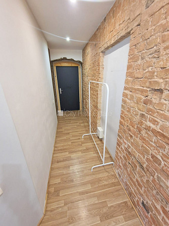 Pagalma ēka, renovēta māja, ieeja no ielas, kāpņu telpa pēc kosmētiskā remonta, logi Rīga - foto 18