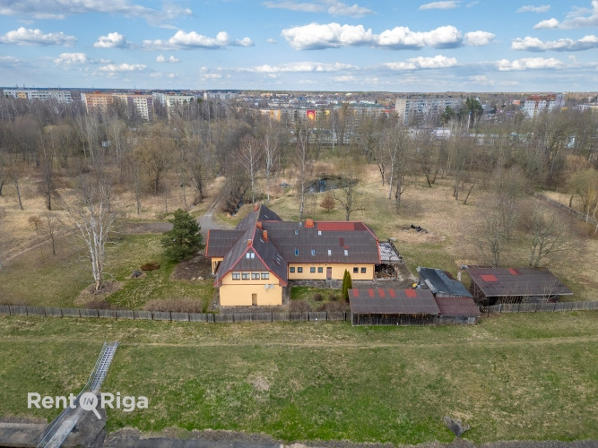 For rent: a 3-story private house in Salaspils by the Daugava River with a 2.3 ha land plot.  The bu Саласпилс - изображение 1