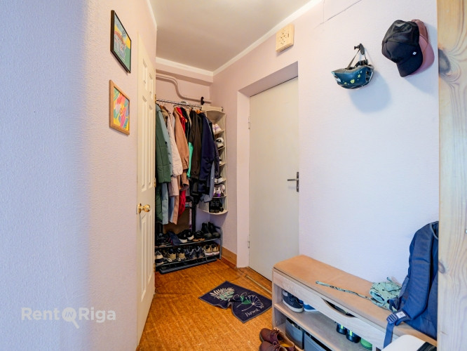 Dzīvoklis ir aprīkots un gatavs dzīvošanai vai izīrēšanai.  Nams: 467.sērija Griestu Rīga - foto 8