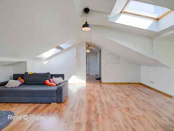 Предлагаем в долгосрочную аренду светлую двухкомнатную мансардную квартиру в Рига