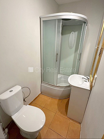 Pagalma ēka, renovēta māja, slēgts pagalms, ieeja no pagalma, kāpņu telpa pēc kosmētiskā Rīga - foto 7