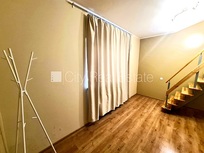 Дом во дворе, территория обнесена деревянным забором, окна выходят во двор, Рига - изображение 10