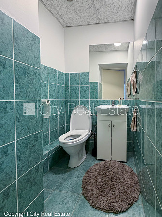 Fasādes māja, ieeja no ielas, logi vērsti uz ielas pusi, centrālā apkure, plastikāta stikla Rīga - foto 17