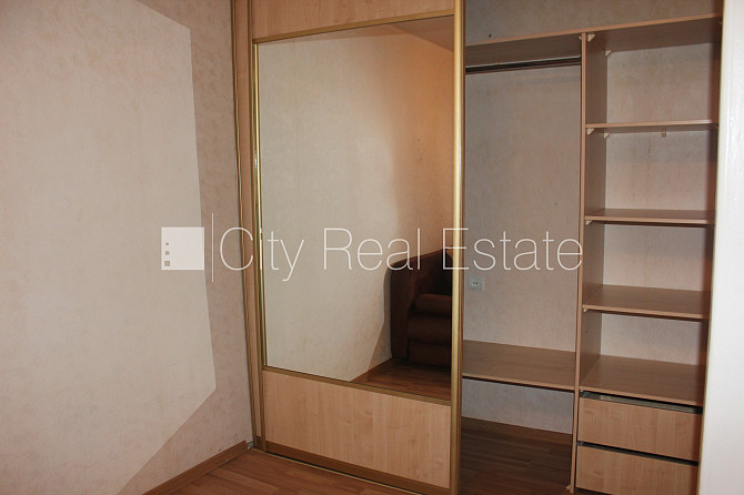 Fasādes māja, labiekārtota apzaļumota teritorija, vieta automašīnai, ir lifts, lodžija, logi Rīga - foto 6