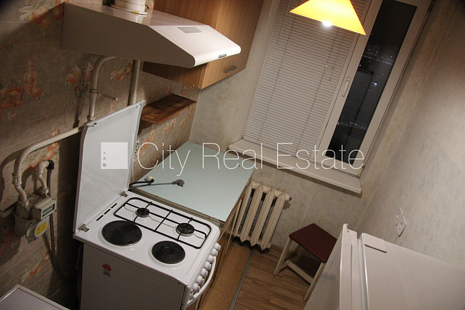 Fasādes māja, labiekārtota apzaļumota teritorija, vieta automašīnai, ir lifts, lodžija, logi Rīga - foto 11