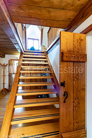 Fasādes māja, renovēta māja, bruģēts piebraucamais ceļš, ieeja no ielas, logi vērsti Rīga - foto 18