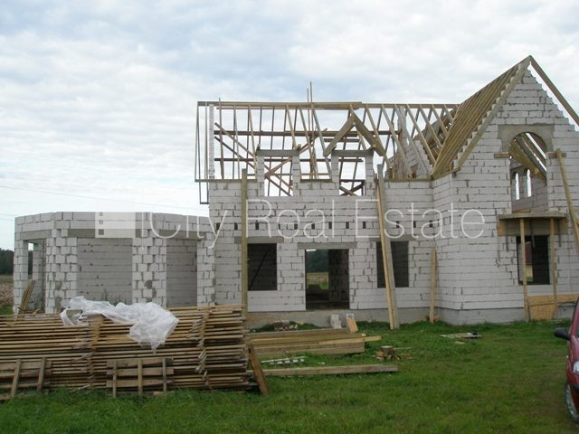 Незаконченная новостройка, терасса, возможна перепланировка, три санузла, есть Елгава и район - изображение 5