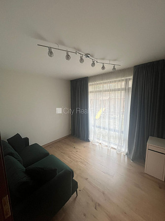 Jaunceltne, zaļā teritorija, slēgts pagalms, bezmaksas stāvvieta pagalmā, ieeja no ielas, logi Jūrmala - foto 9