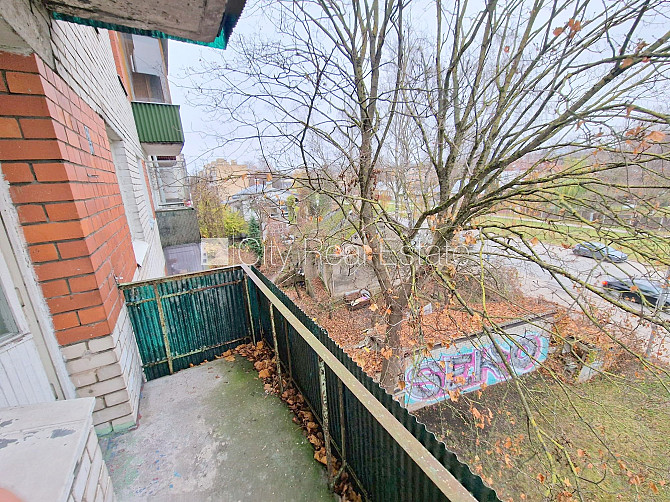 Pagalma ēka, ieeja no pagalma, kāpņu telpa pēc kosmētiskā remonta, logi vērsti mājas abās Rīga - foto 8