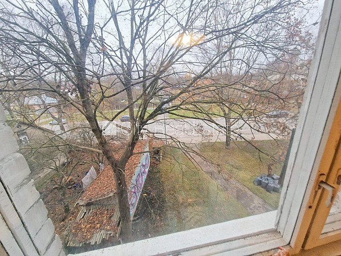 Pagalma ēka, ieeja no pagalma, kāpņu telpa pēc kosmētiskā remonta, logi vērsti mājas abās Rīga - foto 14