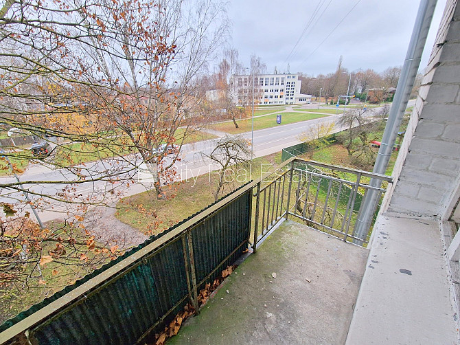 Pagalma ēka, ieeja no pagalma, kāpņu telpa pēc kosmētiskā remonta, logi vērsti mājas abās Rīga - foto 7