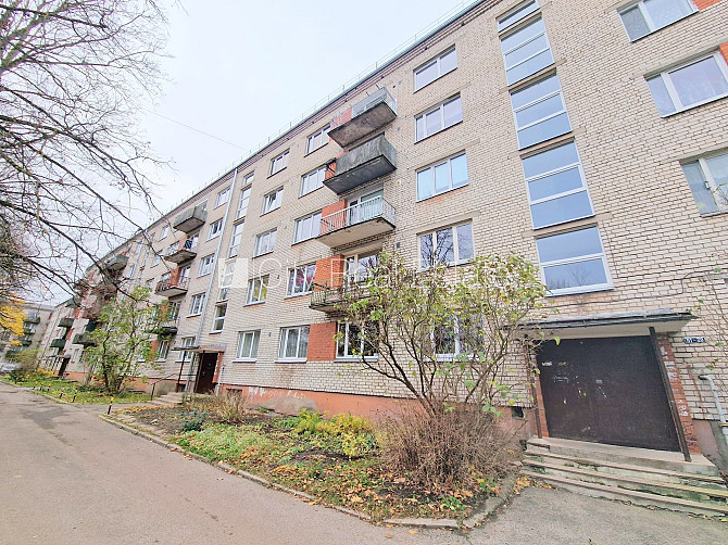 Pagalma ēka, ieeja no pagalma, kāpņu telpa pēc kosmētiskā remonta, logi vērsti mājas abās Rīga - foto 18