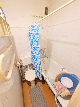 Pagalma ēka, ieeja no pagalma, kāpņu telpa pēc kosmētiskā remonta, logi vērsti mājas abās Rīga - foto 15