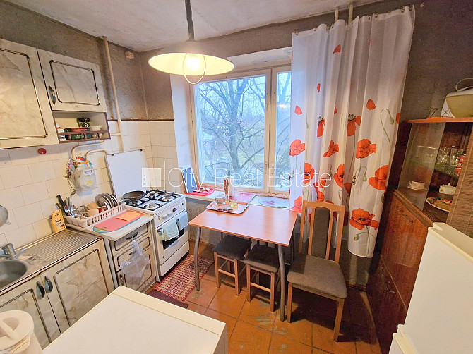 Pagalma ēka, ieeja no pagalma, kāpņu telpa pēc kosmētiskā remonta, logi vērsti mājas abās Rīga - foto 13