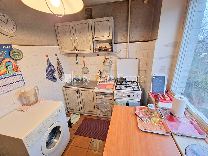 Pagalma ēka, ieeja no pagalma, kāpņu telpa pēc kosmētiskā remonta, logi vērsti mājas abās Rīga - foto 11