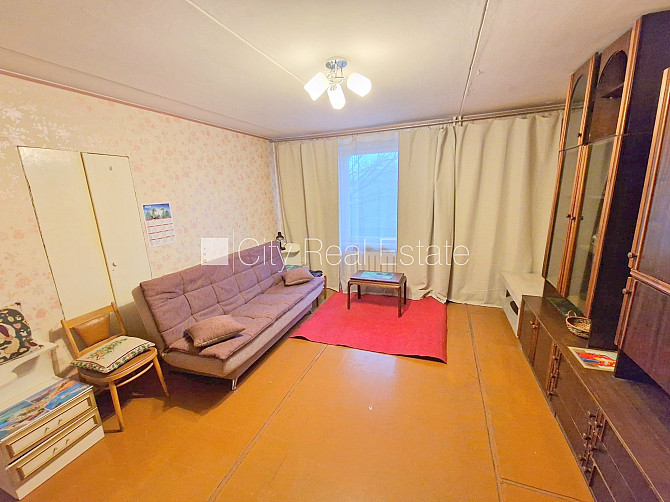 Pagalma ēka, ieeja no pagalma, kāpņu telpa pēc kosmētiskā remonta, logi vērsti mājas abās Rīga - foto 3