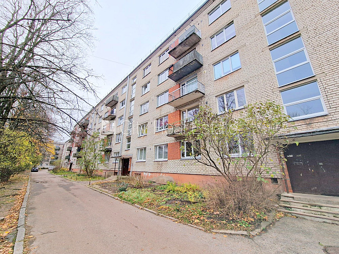 Pagalma ēka, ieeja no pagalma, kāpņu telpa pēc kosmētiskā remonta, logi vērsti mājas abās Rīga - foto 19