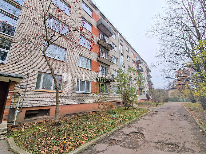 Pagalma ēka, ieeja no pagalma, kāpņu telpa pēc kosmētiskā remonta, logi vērsti mājas abās Rīga - foto 20