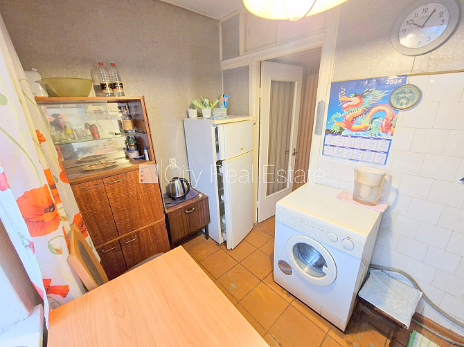Pagalma ēka, ieeja no pagalma, kāpņu telpa pēc kosmētiskā remonta, logi vērsti mājas abās Rīga - foto 12
