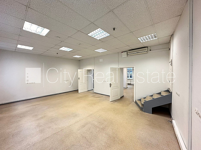 Jaunceltne, slēgts pagalms, apzaļumota teritorija ar jaunu kokaugu stādījumiem, ir lifts, Jūrmala - foto 3