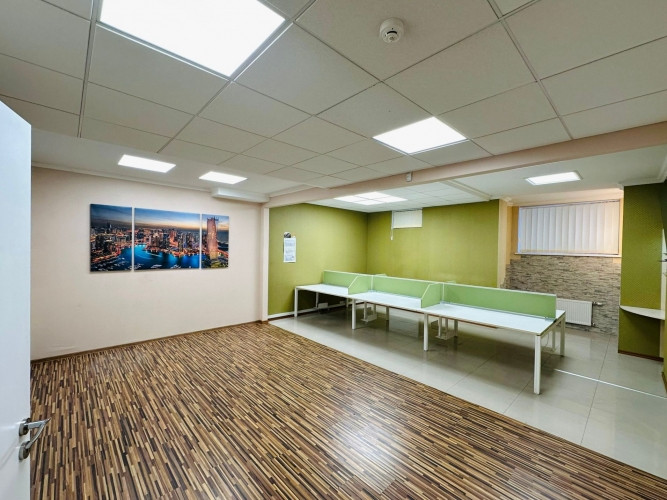 Pārdod biroja telpas ar atsevišķu ieeju!  Piedāvājumā funkcionālas un daudzpusīgas biroja Rīga - foto 1