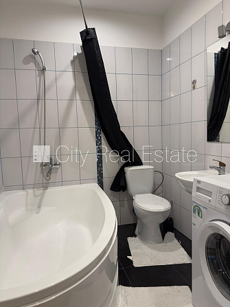 Fasādes māja, renovēta māja, slēgta teritorija, vieta automašīnai, teritorijas stāvlaukums Rīga - foto 18